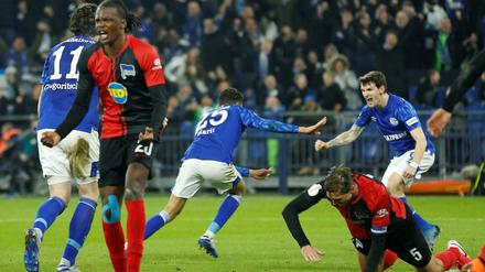 Torschützen unter sich. Benito Rahman (r., mit Amine Harit) machte das finale 3:2.