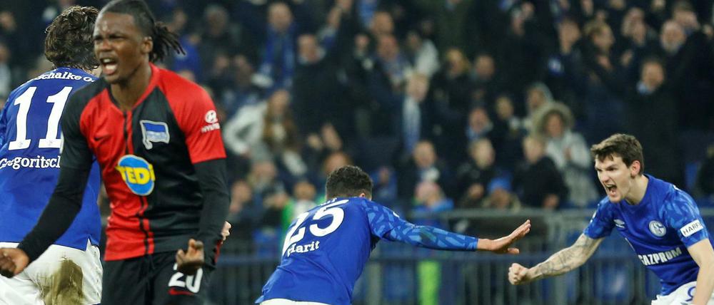 Torschützen unter sich. Benito Rahman (r., mit Amine Harit) machte das finale 3:2.