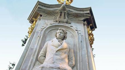 In Berlin erinnern Straßen, eine Schule und ein Hotel an Beethoven, außerdem das Beethoven-Haydn-Mozart-Denkmal im Tiergarten.