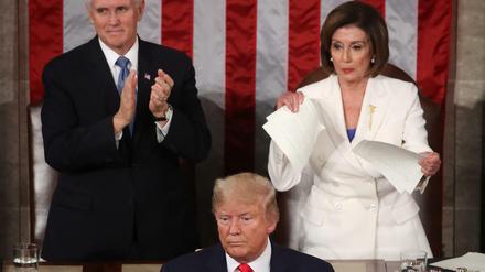 Die oberste Demokratin Nancy Pelosi zerreißt das Redemanuskript von US-Präsident Donald Trump.