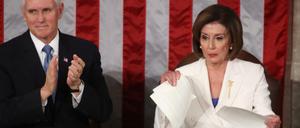 Die oberste Demokratin Nancy Pelosi zerreißt das Redemanuskript von US-Präsident Donald Trump.