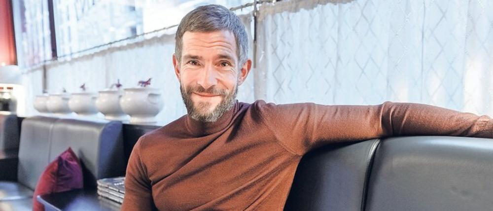 Immerhin singt er nicht. Micky Beisenherz, 42, Moderator, Talkmaster, Gagschreiber fürs Dschungelcamp, Autor, Podcaster unterwegs auf diversen Kanälen. Am Montag startet sein Magazin „#timeline“ (n-tv, 20 Uhr 15), am 27. 2. „Artikel 5“ auf Magenta TV.