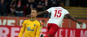 Bedient. Freiburgs Torwart Alexander Schwolow wäre wohl lieber im Bett geblieben. Jhon Cordoba freut sich derweil über sein Tor zum 2:0.