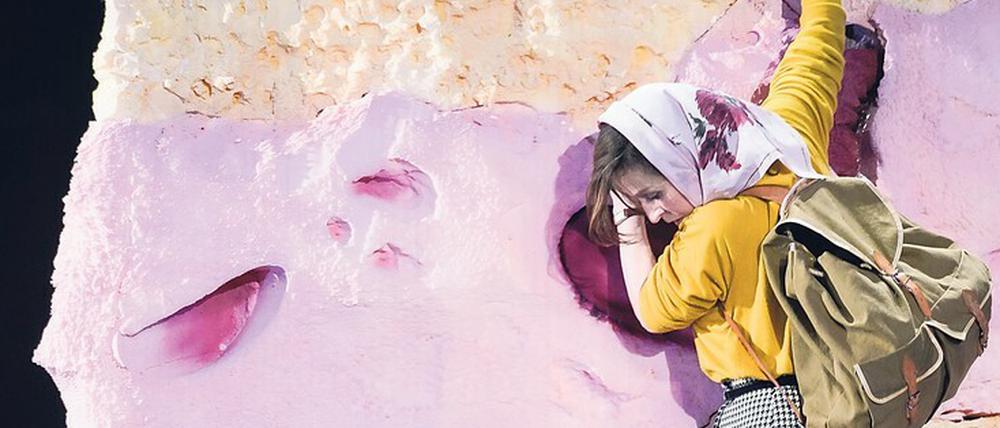 Katastrophentouristin. Sophie Rois kraxelt im Tortengebirge.