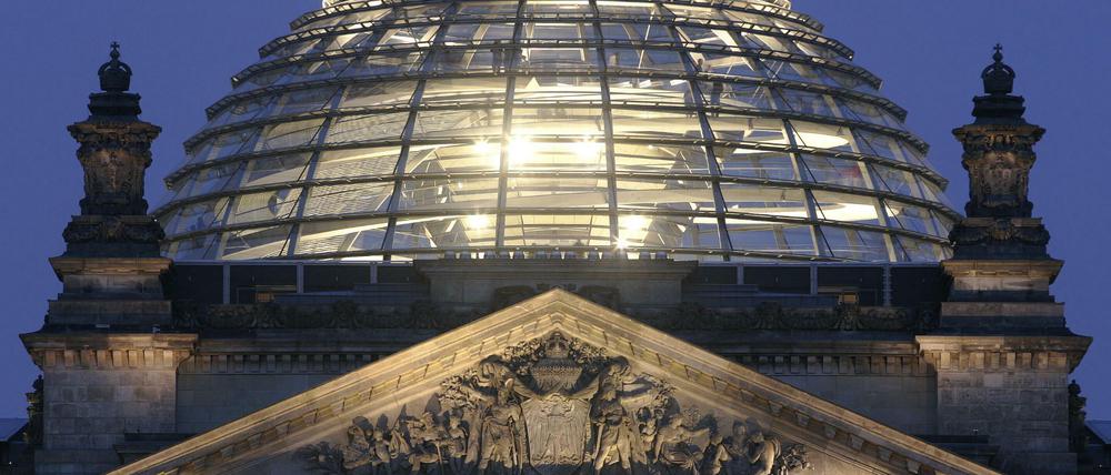 Der Bundestag muss seine Regeln ändern - und mehr Transparenz schaffen.