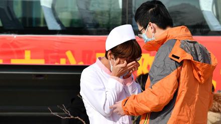Ein Arzt des Medical Centers in Xi'an verabschiedet sich vor seinem Einsatz in Wuhan von seiner Frau. 