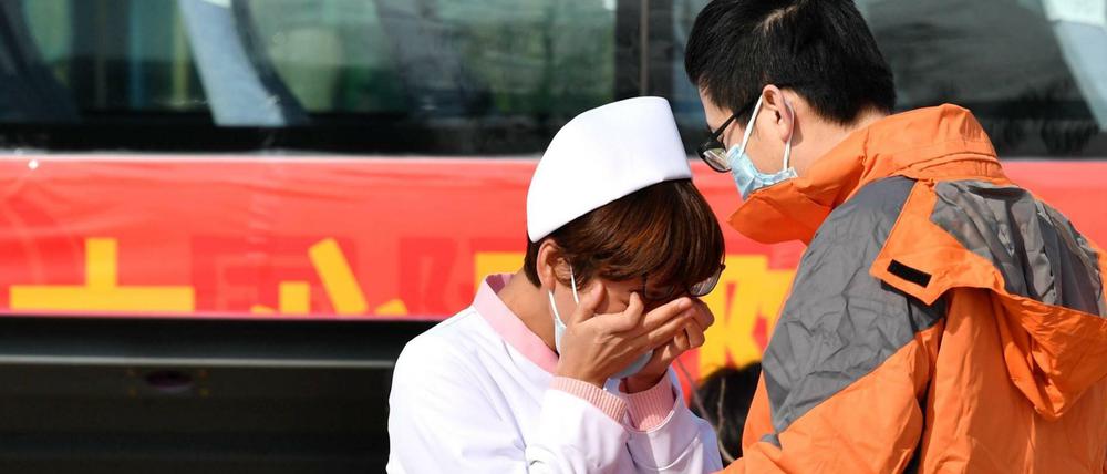Ein Arzt des Medical Centers in Xi'an verabschiedet sich vor seinem Einsatz in Wuhan von seiner Frau. 