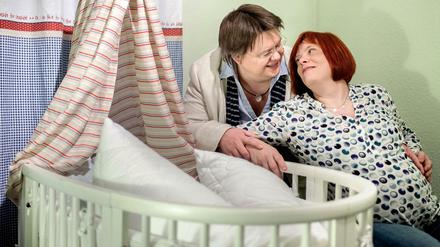 Mama und Mama: Die Akkermanns erwarten bald ein Kind. Doch als Mutter beim Standesamt darf nur Gesa (rechts) eingetragen werden, nicht ihre Frau Verena.