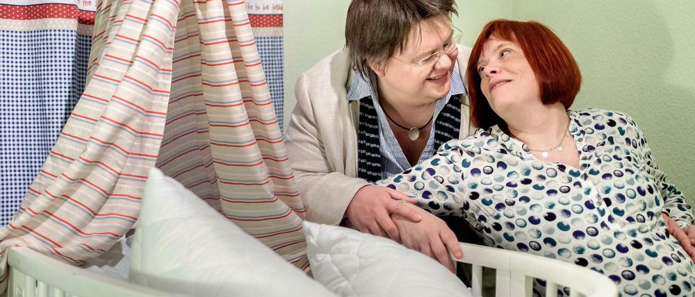Mama und Mama: Die Akkermanns erwarten bald ein Kind. Doch als Mutter beim Standesamt darf nur Gesa (rechts) eingetragen werden, nicht ihre Frau Verena.