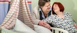 Mama und Mama: Die Akkermanns erwarten bald ein Kind. Doch als Mutter beim Standesamt darf nur Gesa (rechts) eingetragen werden, nicht ihre Frau Verena.