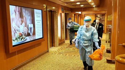 Mitarbeiter der japanischen Gesundheitsbehörden an Bord des Kreuzfahrtschiffs „Diamond Princess“ 