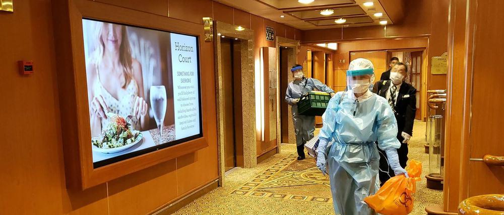 Mitarbeiter der japanischen Gesundheitsbehörden an Bord des Kreuzfahrtschiffs „Diamond Princess“ 