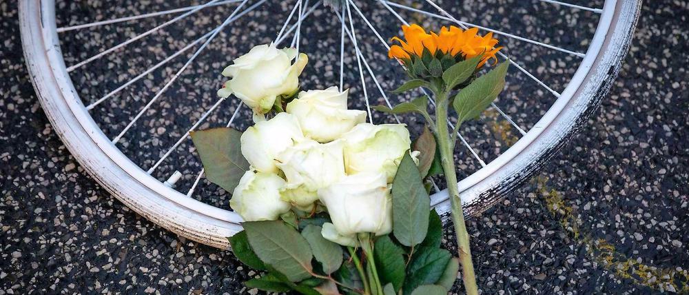 Fahrradaktivisten stellen weißgetünchte "Geisterräder" auf, wo Radfahrer in tödliche Unfälle verwickelt waren.