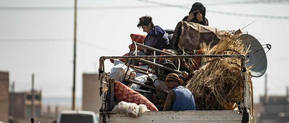 Flüchtlinge nahe der türkisch-syrischen Grenze im Oktober 2019. Ankaras Armee griff dort die Rojava genannte kurdische Autonomieregion an.