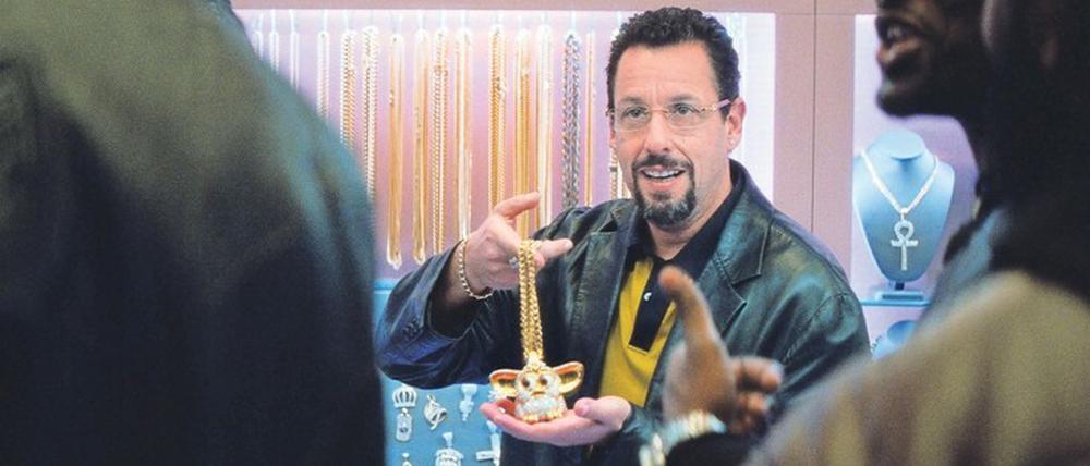 Ein Gremlin als Geschmeide. Howard (Adam Sandler) ist ein Trickser und Spieler.