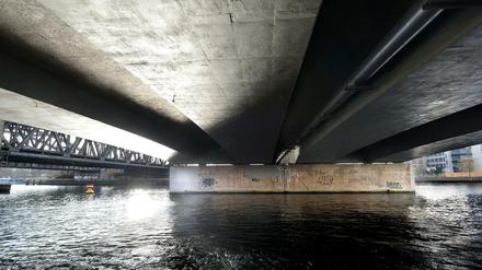 Alle 14 Tage wird die marode Elsenbrücke in Berlin-Friedrichshain überprüft.
