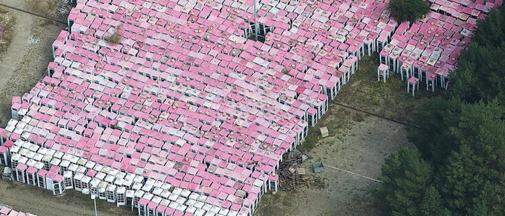 Friedhof in Magenta. Im brandenburgischen Michendorf lagert die Telekom rund 3000 ausrangierte Telefonzellen. Liebhaber können diese auch privat für 450 Euro erwerben.