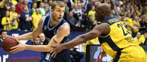 Bis hierhin und nicht weiter: Rickey Paulding (rechts) führte seine Oldenburger gegen Alba Berlin und Niels Giffey zum Sieg.