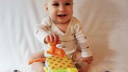 Im Sitzen - vorher undenkbar: Der sechzehn Monate alte Michael aus Ludwigsburg spielt mit einem kleinen Bambi. Michael leidet an spinaler Muskelatrophie und hatte drei Monate vor der Aufnahme eine Injektion des Genpräparates Zolgensma erhalten. Der Schweizer Pharmakonzern Novartis will 100 Dosen des Medikaments verlosen - jede von ihnen kostet rund 2 Millionen Euro.