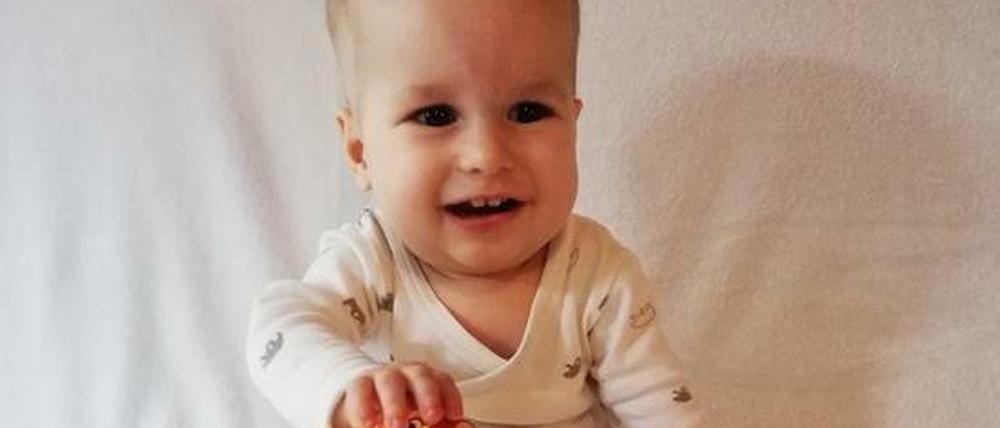 Im Sitzen - vorher undenkbar: Der sechzehn Monate alte Michael aus Ludwigsburg spielt mit einem kleinen Bambi. Michael leidet an spinaler Muskelatrophie und hatte drei Monate vor der Aufnahme eine Injektion des Genpräparates Zolgensma erhalten. Der Schweizer Pharmakonzern Novartis will 100 Dosen des Medikaments verlosen - jede von ihnen kostet rund 2 Millionen Euro.