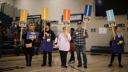 Anhänger von Pete Buttigieg vor dem Caucus in einer Turnhalle in Des Moines, Iowa.