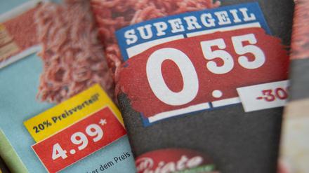 Lebensmittelhändler werben mit Billigpreisen.