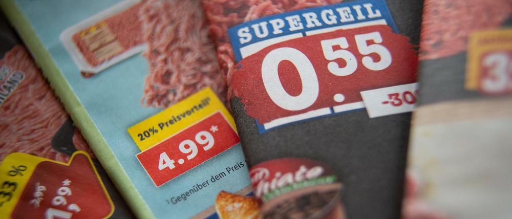 Lebensmittelhändler werben mit Billigpreisen.