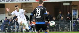 Daniel Ginczek erzielt in dieser Szene das Tor zum 3:1.