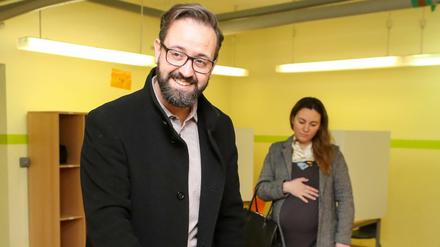 Der CDU-Kandidat Sebastian Gemkow gibt seine Stimme ab, hinter ihm seine Ehefrau Nadja. 