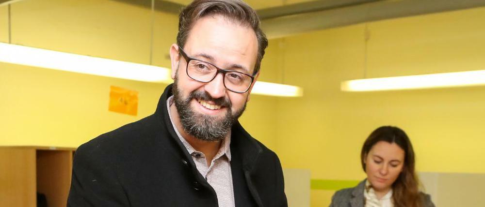 Der CDU-Kandidat Sebastian Gemkow gibt seine Stimme ab, hinter ihm seine Ehefrau Nadja. 