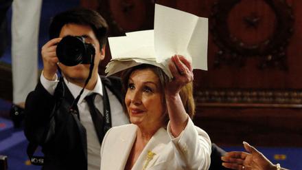 In Fetzen: Nancy Pelosi und das zerrissene Manuskript der Trump-Rede