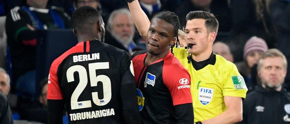 In der Verlängerung stellte Schiedsrichter Harm Osmers Herthas Jordan Torunarigha vorzeitig vom Platz - eine harte aber vertretbare Entscheidung.