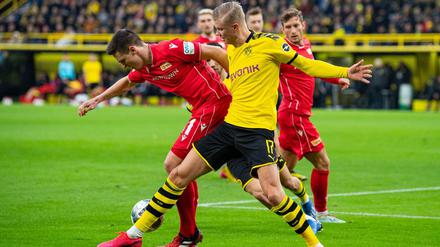 Schmeißt sich in jeden Ball. Erling Haaland im Duell mit Keven Schlotterbeck.