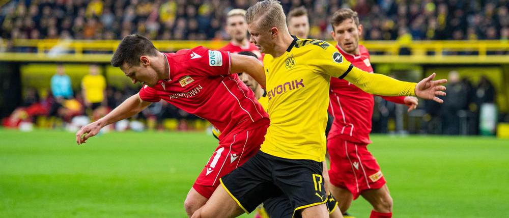 Schmeißt sich in jeden Ball. Erling Haaland im Duell mit Keven Schlotterbeck.