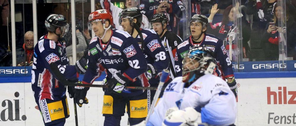 Vorne gut, alles gut. Berlins Topscorer Marcel Noebels (2.v.l.) erzielte am Sonntag sein 21. Saisontor.