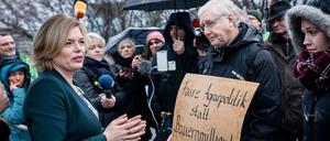 Landwirtschaftsminister Julia Klöckner (CDU) spricht mit Demonstranten, die einen Wandel in der Agrarpolitik fordern.