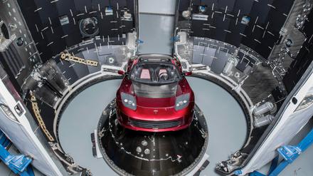 Ein Tesla wird 2017 für den Start in einer Rakete des Unternehmens SpaceX vorbereitet. 