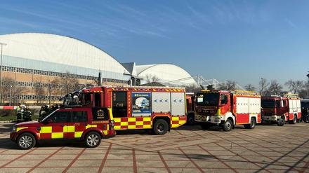 Rettungskräfte warten auf dem Flughafen Barajas auf die Landung des Fluges AC837 von Air Canada. 