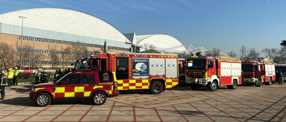 Rettungskräfte warten auf dem Flughafen Barajas auf die Landung des Fluges AC837 von Air Canada.