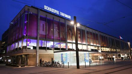 Die Städtischen Bühnen am Willy-Brandt-Platz sollen nach dem Willen des Frankfurter Stadtparlaments nicht saniert, sondern neu gebaut werden. 