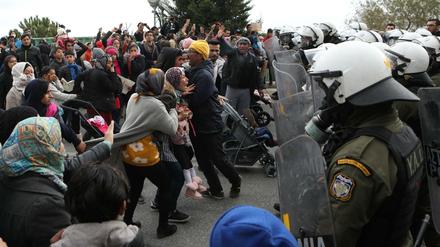 Demonstranten und Polizisten stehen sich bei Protesten auf Lesbos gegenüber. 