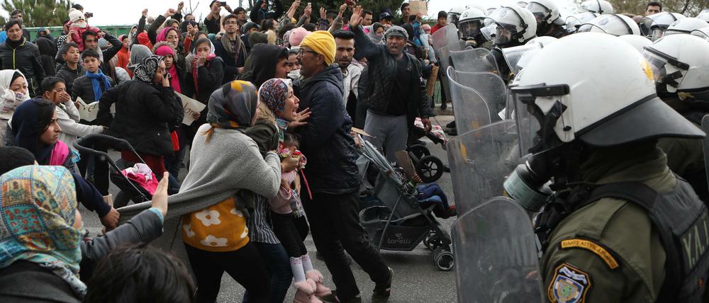 Demonstranten und Polizisten stehen sich bei Protesten auf Lesbos gegenüber.