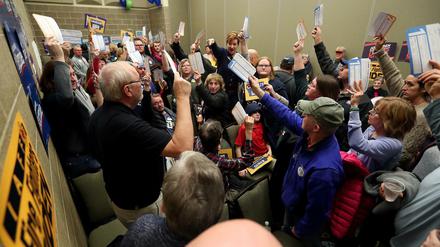 Die Buttigieg-Anhänger werden im Bezirk B12 im Quad-Cities Waterfront Convention Center gezählt.