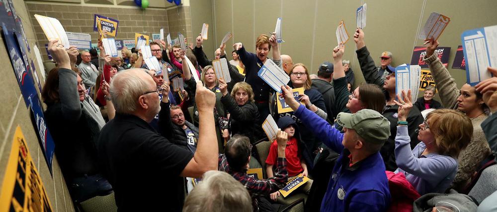 Die Buttigieg-Anhänger werden im Bezirk B12 im Quad-Cities Waterfront Convention Center gezählt.