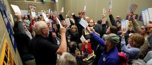 Die Buttigieg-Anhänger werden im Bezirk B12 im Quad-Cities Waterfront Convention Center gezählt.