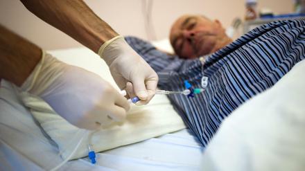 Ein an Krebs erkrankter Patient erhält Nahrung durch eine Sonde (Symbolbild). 