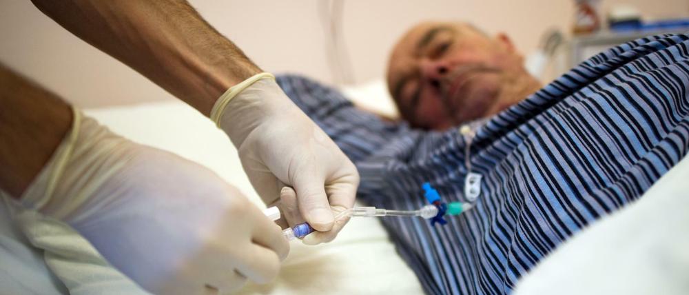 Ein an Krebs erkrankter Patient erhält Nahrung durch eine Sonde (Symbolbild).