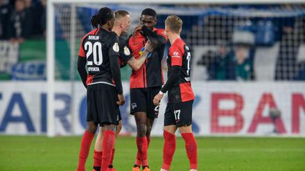 Dedryck Boyata, Marius Wolf und Maximilian Mittelstädt trösten Jordan Torunarigha.