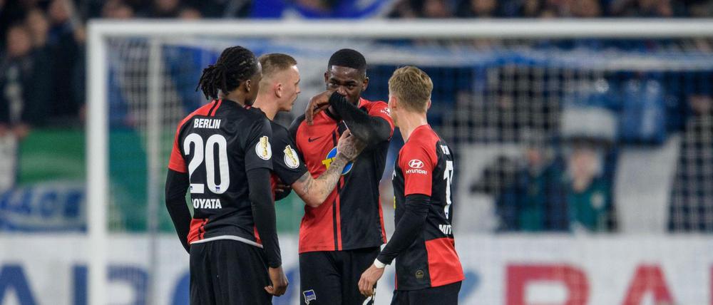 Dedryck Boyata, Marius Wolf und Maximilian Mittelstädt trösten Jordan Torunarigha.