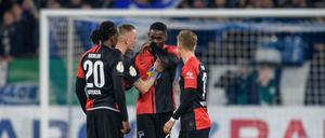 Dedryck Boyata, Marius Wolf und Maximilian Mittelstädt trösten Jordan Torunarigha.